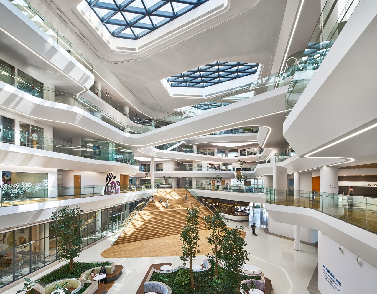 Atrium Grha Unilever dengan grand staircase dan atap skylight pencahayaan alami